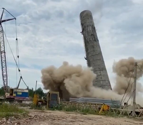 Взрыв бетонной трубы в Ужгороде. Фото: скриншот Telegram