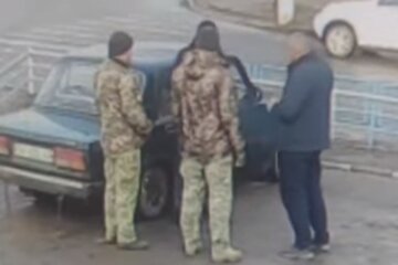 Вручення повістки. Фото: скріншот YouTube-відео