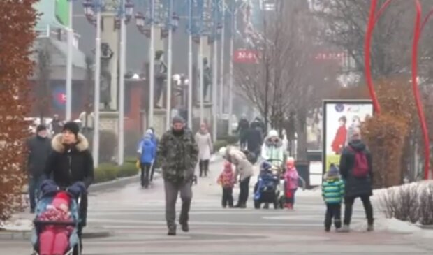Люди в Украине. Фото: скриншот YouTube-видео