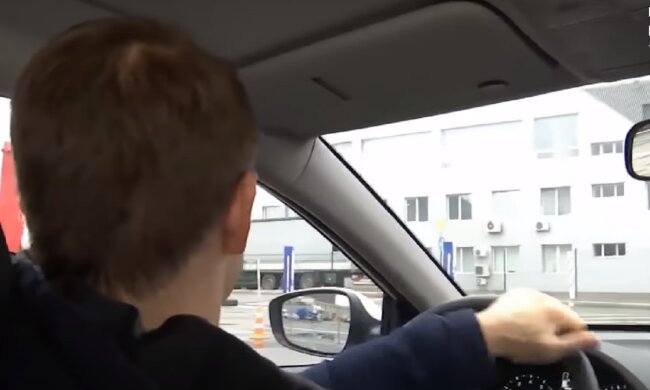 Водіям розповіли, як правильно відкривати дверцята в авто. Фото: YouTube, скрін