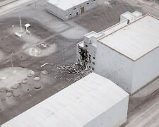 разрушенное здание хранилища отработанного ядерного топлива возле Чернобыльской АЭС после удара рф