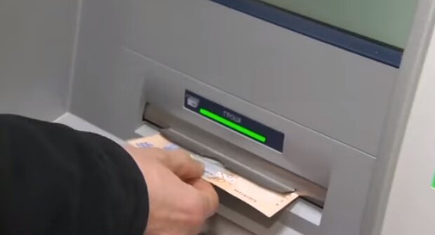 Доходы украинцев проверят банки. Фото: скриншот YouTube