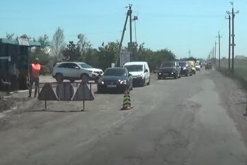Дороги, которые мы заслужили: во Франковске яма посреди улицы превратилась в озеро – уже и лебеди "поселились"