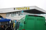 На границе неспокойно - потасовка между заробитчанами и пограничниками. Силовики и тяжелая техника наготове