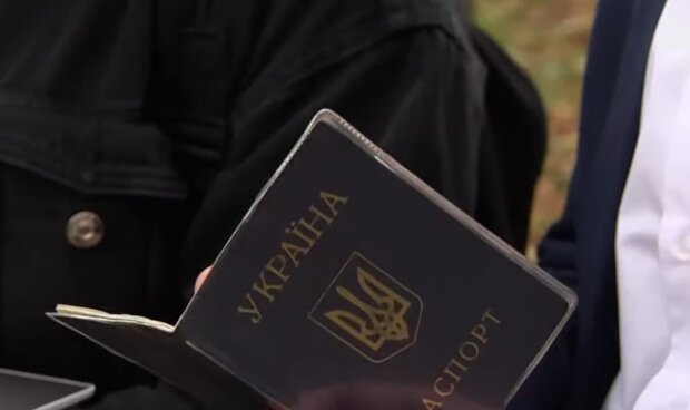 Паспорт. Фото: скриншот Youtube-видео