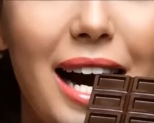 Диетолог рассказала, какой сорт шоколада можно есть без вреда для фигуры. Фото: скриншот YouTube