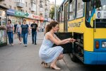 жінка сукня підбори ремонт тролейбус Київ вулиця