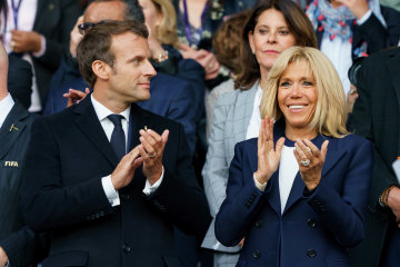 Жена Макрона в 66 лет сделала "пластику". Вот как она выглядит