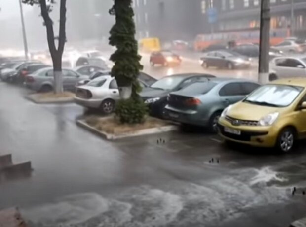 Злива та ураганний вітер в Києві. Фото: скріншот Youtube