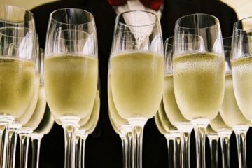 Шампанське. Фото: YouTube