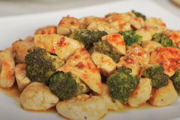 Курица с брокколи. Фото: YouTube, скрин