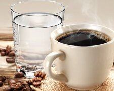 Кава зі склянкою води. Фото: YouTube