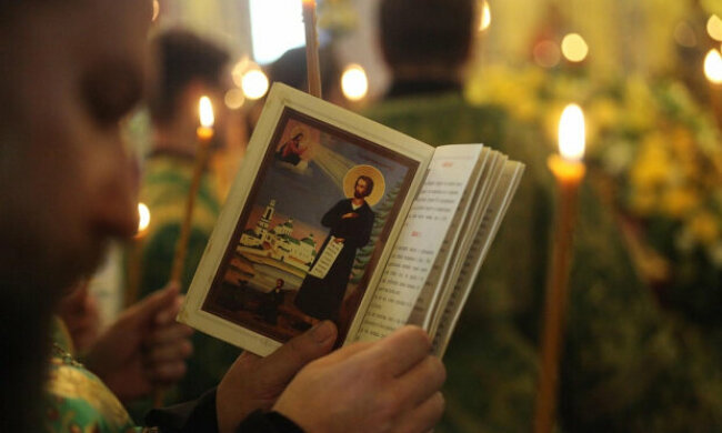Священник УПЦ розповів, для чого потрібно читати акафісти