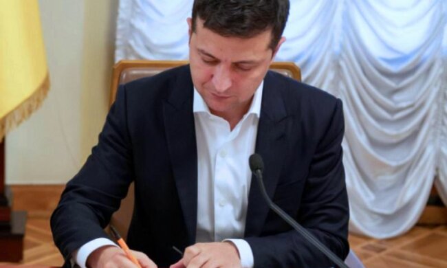 Владимир Зеленский подписал закон. Фото: скриншот YouTube