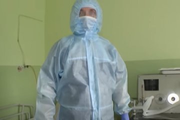 Украинских медиков снова оставили без защитных костюмов. Фото: скриншот YouTube