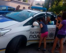 Дети возле автомобиля патрульной полиции Кременчуга
