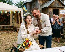 весілля трансгендерна модель без кінцівок
