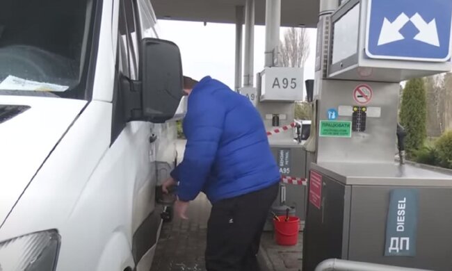 Заправка авто: Фото: скрін відео