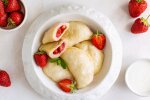 Вареники с клубникой на пару