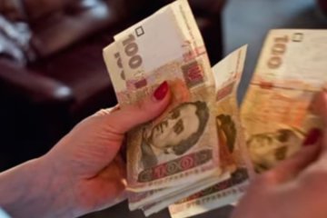 Деньги в руках, фото: Скриншот You Tube