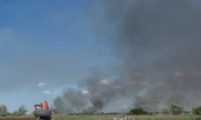 Поврежденная дорожная техника после ракетного удара по Одесщине