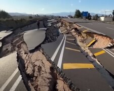 Зруйнована дорога у Туреччині після землетрусу. Фото: скріншот YouTube-відео