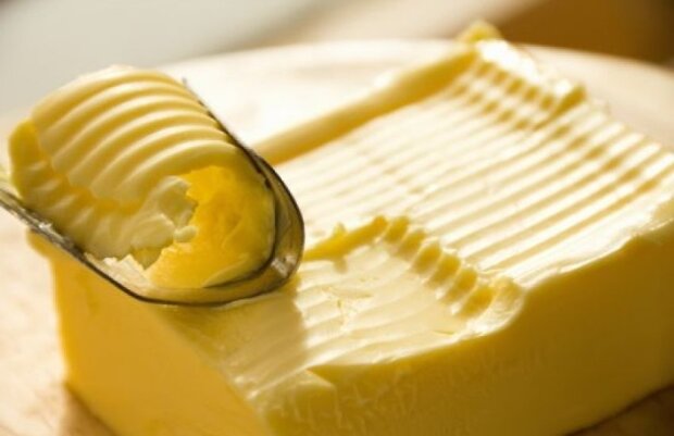 Молочна продукція на полицях супермаркету