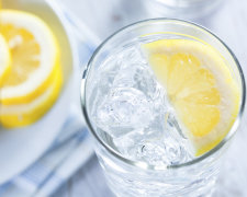 Вода с лимоном: пять необычных, но полезных свойств
