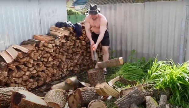 В ПФУ рассказали, как оформить 20 тысяч на дрова и уголь. Фото: YouTube
