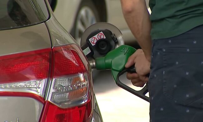 Топливо дешевеет. Фото: скрин youtube