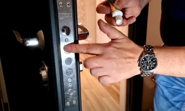 Входная дверь. Фото: скриншот YouTube-видео