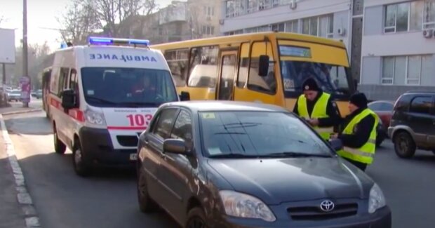 Люди в панике: в Одессе кран протаранил маршрутку, скорые не успевают работать