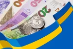 Українські гривні в руках, грошова допомога