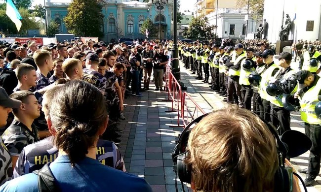 Люди уже собирают «Майдан» под Верховной Радой, чтобы заставить нардепов уважать Зеленского