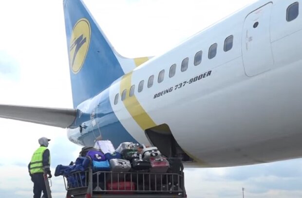 Літак в аеропорті Бориспіль. Фото: скріншот Youtube