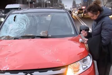 В Киеве куски с моста разбили авто, скриншот YouTube