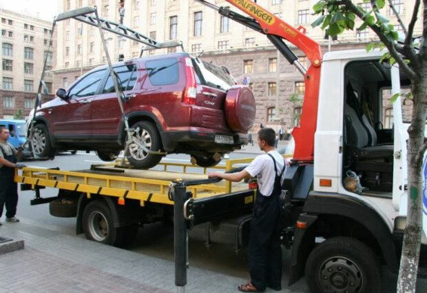 Готовтесь, на штраф уйдут тысячи: водителям Киева рассказали, где лучше не парковаться