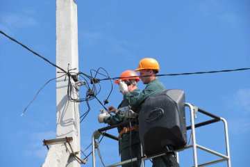 Тело погибшего электрика провисело на столбе после того, как его убило током. Подробности трагедии