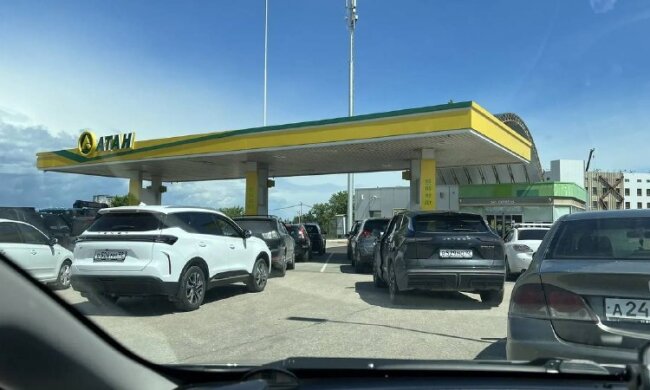 Кілометрові черги на АЗС в окупованому Криму через паливну кризу