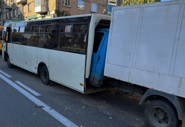 Це справжній жах: у Києві вантажівка влетіла в переповнену маршрутку - відео з місця