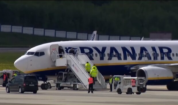 Самолет Ryanair. Фото: YouTube, скрин