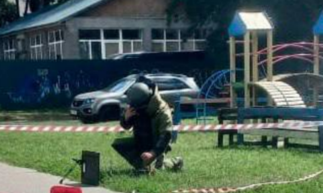 У Києві на дитячому майданчику наші протипіхотну міну. Фото: Телеграм