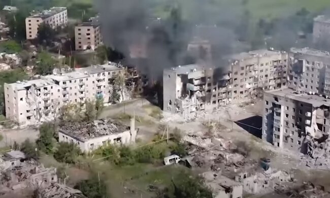 Зруйновані будинки у Лисичанську. Фото: скріншот YouTube-відео