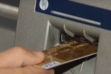 Банкомат, банковская карта. Фото: скриншот Youtube-видео