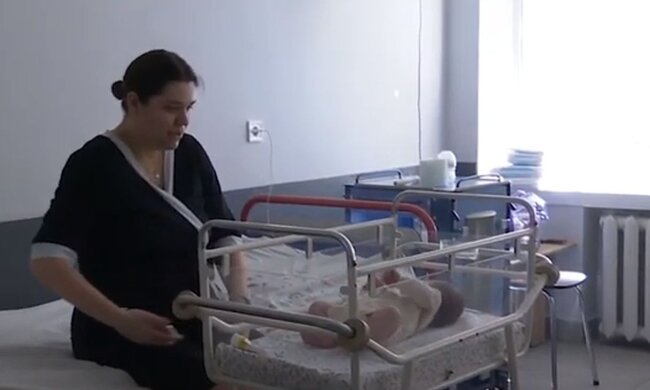 Мама с новорожденным ребенком. Фото: скриншот YouTube-видео