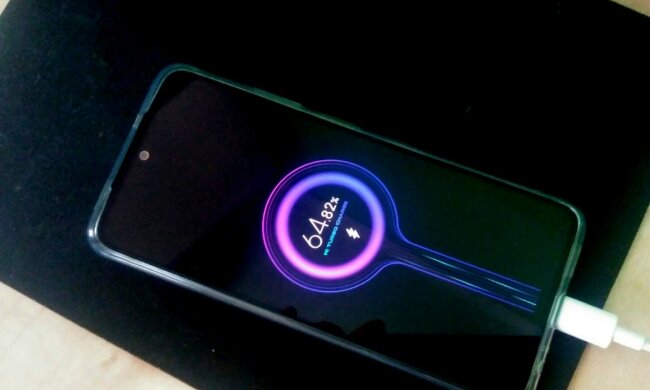 Смартфон Xiaomi. Фото: Стіна