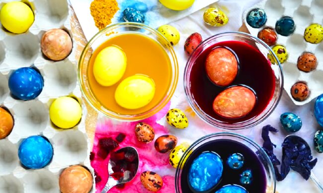 Фарбування яєць на Великдень. Фото: YouTube