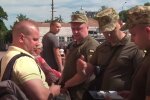 Вручение повестки. Фото: скриншот YouTube-видео