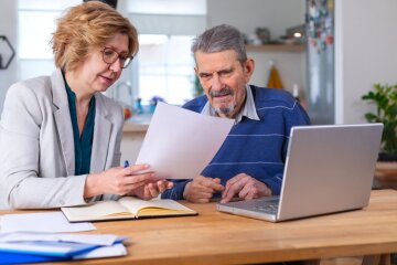 Пенсионеров активно приглашают на работу – какие вакансии и зарплаты. Фото: скрин YouTube