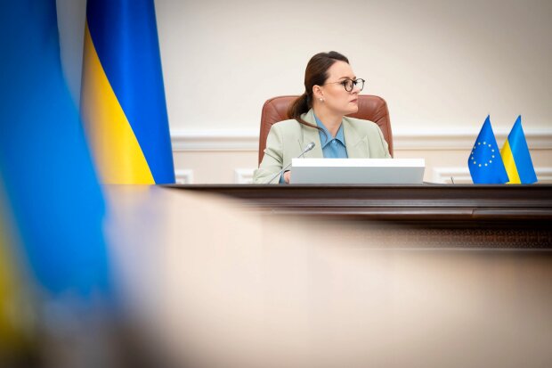 В Кабмине решили повысить денежную помощь работающим украинцам. Фото: Telegram
